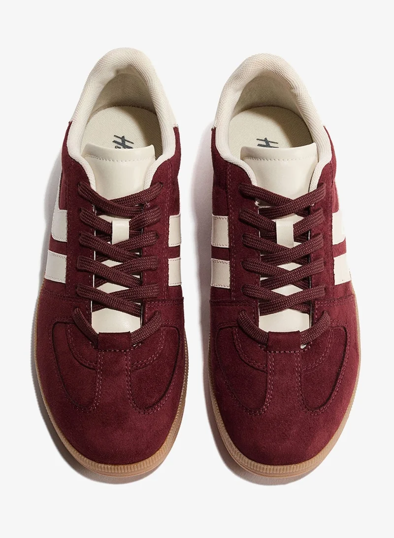 اتش اند ام حذاء رياضي